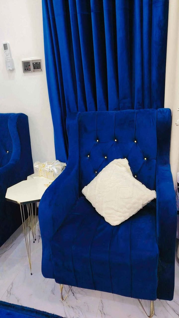 تخم قنفات يتكون من قنفة + كرسيين جديد جدا

*********** Singapore
