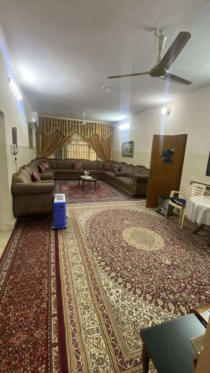 للبيع   حي القادسيه قرب جامع الحمد
البيت يحتوي علئ  استقبال مع مخزن داخلي  وهوال داخلي وموزع

ومطبخ  و غرفتين نوم

الطابق الثاني غرفتين نوم وهول وموزع ومطبخ

مساحه 400 متر 

بناء 90 بس لبيت كلش مرتب 

***********
