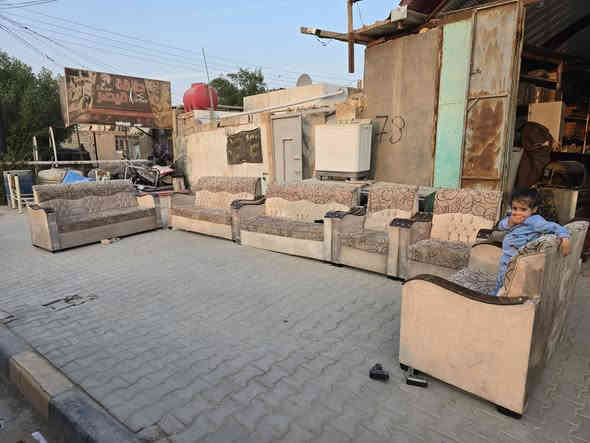 تخم ونص قنفات تسكام نظيف وجاهز يتكون من ٦ قطع ١٤ نفر السعر ٢٢٥ وبي مجال بسيط العنوان نجف حي العسكري شارع السبيس السايدين خلف سوق المخضر  ***********
