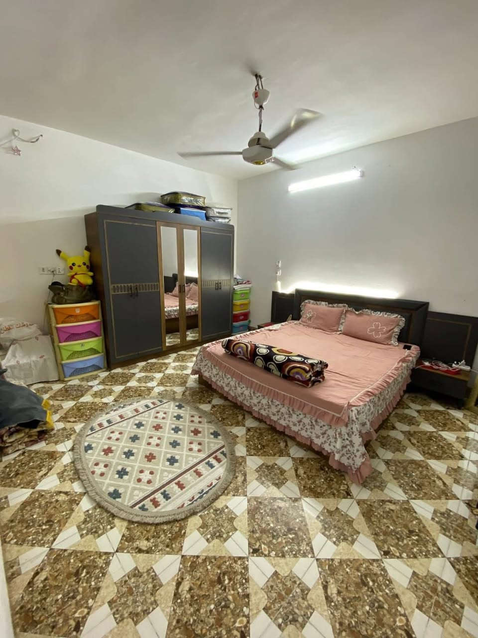 دار للبيع 100 متر طابقين معزول يصلح لعائلتين طابو ملك صرف في منطقة حي العسكري خلف التجاري قرب جامع الهجرة 
السعر : 88 مليون وبي مجال ( بي مجال ومعامله مباشر ويا صاحبه 
***********
