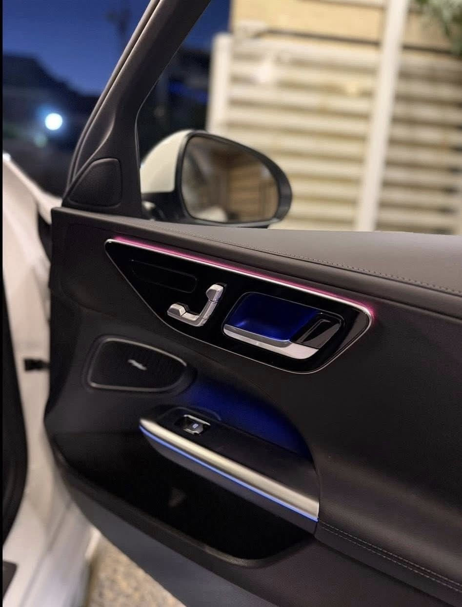 مرسيدس بنز  C350 EL 
موديل 2024
زيرو صفر 
طراز هجين (Plug-in Hybrid) يجمع بين الأداء الرياضي والتكنولوجيا المتقدمة
ثلاث انظمة قيادة 
1️⃣ - بانزين 
2️⃣ - هايبرد 
3️⃣ - شحن كهربائي تمشيك 100 كيلو 
تختار النظام الي يعجبك 
السيارة فول الفول موصفات 

1- نظام القيادة الذاتية والمساعدة (ADAS) الرادار والكاميرات
2-  (DRIVE PILOT ) : يعتبر من أكثر أنظمة القيادة الذاتية من المستوى 3/4 تطوراً في العالم. في ظروف معينة (طرق سريعة مزدحمة)، يمكن للسائق تسليم القيادة الكاملة للسيارة وتشغيل قوانين أو مشاهدة فيلم.

3- نظام المساعدة على التوجيه الذكي (Active Steering Assist):** يحافظ على مسار السيارة في منتصف المسار، حتى في المنحنيات اللطيفة.

4- مساعد الحفاظ على المسار (Active Lane Keeping Assist): يكشف علامات المسارات ويتدخل بتوجيه عكسي لطيف إذا بدأت السيارة في الخروج عن المسار دون استخدام الإشارة.

5- مكابح الطوارئ الذكية مع (Active Emergency Stop Assist): تكشف المشاة والدراجات والسيارات، وإذا لم يستجب السائق، توقف السيارة تلقائيًا.

6- مساعد التكيف مع السرعة (Active Distance Assist DISTRONIC): تحكم تكيفي في السرعة يحافظ على مسافة آمنة عن السيارة التي أمامك، حتى في الزحام، ويتوقف ويعيد التحرك تلقائيًا.

7- مساعد تغيير المسار (Active Lane Change Assist): بمجرد تشغيل إشارة الاتجاه، تتأكد السيارة من أن المسار خالٍ وتنفذ تغيير المسار بسلاسة.

8- نظام التحذير من الاصطدام الأمامي (Front Collision Warning)

9- مساعد الخروج من المرآب الذكي (Remote Parking Assist): يمكن للسيارة أن تدخل أو تخرج من مكان ضيق (مرآب أو موقف) عن بُعد باستخدام تطبيق الهاتف الذكي، بدون وجود السائق داخلها.

10- رادار بعيد المدى (Long-Range Radar): للمسافات الطويلة على الطرق السريعة.

11- رادارات قصيرة المدى (Short-Range Radars): في الزوايا الأربع للسيارة للكشف عن العوائق أثناء المناورة وتغيير المسار.

12- أجهزة استشعار أولتراسونيك (Ultrasonic Sensors): للمسافات القصيرة جدًا أثناء الركن.

13- الشاشة ( MBUX Hyperscreen ): لوحة قيادة رقمية كاملة بشاشة كبيرة الحجم وشاشة مركزية ضخمة 

14- نظام MBUX (Mercedes-Benz User Experience): نظام الوسائط المتعددة الأكثر ذكاءً، يتعرف على الكلام الطبيعي ("مرحبا مرسيدس، أشعر بالبرودة" أو "اضبط الإضاءة على اللون الأزرق").

15- مقاعد أمامية ذات تحكم كهربائي ذاكرة  وتهوية وتسخين 

16- التحكم بالمناخ الذكي من 4 مناطق (4-Zone THERMATIC): حيث يمكن لكل راكب ضبط درجة الحرارة والتدفئة والتهوية حسب رغبته.

17- الإضاءة البيئية AMBIENT LIGHTING:مع 64 لونًا لتختار منهم، وإعدادات إضاءة متحركة ومتعددة.

18- سقف بانورامي كهربائي (Panoramic Sliding Sunroof)

19- فتح وإغلاق وإقلاع السيارة بدون مفتاح (Keyless-Go) 

20- شحن لاسلكي للهواتف الذكية 

21- نظام المساعدة على الكبح (BAS)

22- نظام منع انغلاق المكابح (ABS)

23- نظام صوتي عالي الجودة من Burmester مع 15 مكبر صوت.
 
24- دعم كامل لتكامل الهواتف الذكية عبر Apple CarPlay وAndroid Auto

السعر : 40,000 $  

*********** متوفر واتس اب
