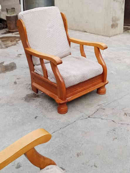 سلام عليكم تخم  كراسي خشب عدد اربعه  نضيفات  للبيع الشراي يتصل او يتفضل خاص عنوان كركوك حي العسكري ***********
