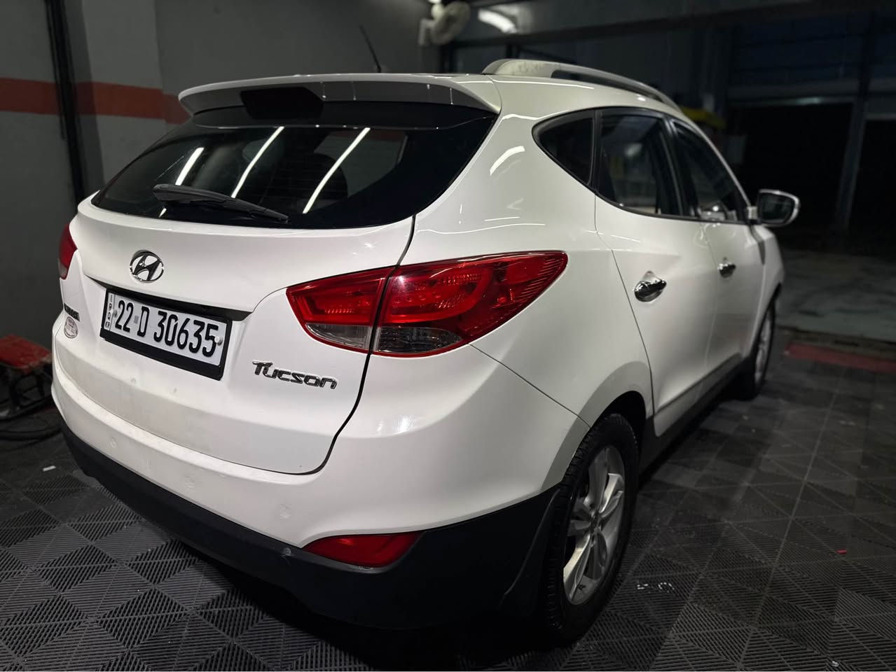 توسان خليجي موديل 2014 السياره مكفوله من الضربه بيها فقط بنيد نصه صبغ اثر شي طايح عليه والچاملغ الامامي مبدل اصلي بدون دواخل وبيها بارد بسيط بقبق الجنطه  رقم انكليزي كير مكينه تبريد حداديه كله جديد مناقصه برغي عنوان نجف سعرها 145 وبيها مجال مراوس بأقل ترهم *********** النجف, العراق
