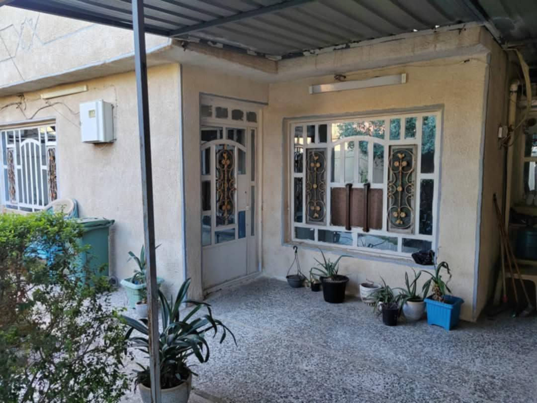 السلام عليكم دار للبيع بغداد المحموديه حي العسكري المساحه ٣٠٩ متر قريب عل شارع ٤٠ قرب انشائيه على كرعاوي طابق واحد نظيف غرفتين نوم وهول وستقبال ومطبخ حار بادر ومخزن كبير جدا طابو صرف السعر ١٦٠ وبي مجال 
هاتف ***********
