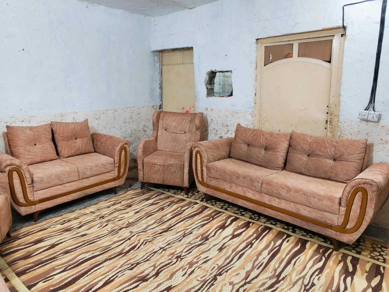 تخم تركي 10 مقاعد اخو الجديد نضافته 100 بل 100 كله بلوك اسود درجه اولى قماش وتر بروف مع مفارش هديه وكوشات السعر 275 العنوان الكاضميه يوجد توصيل بكروه ***********
