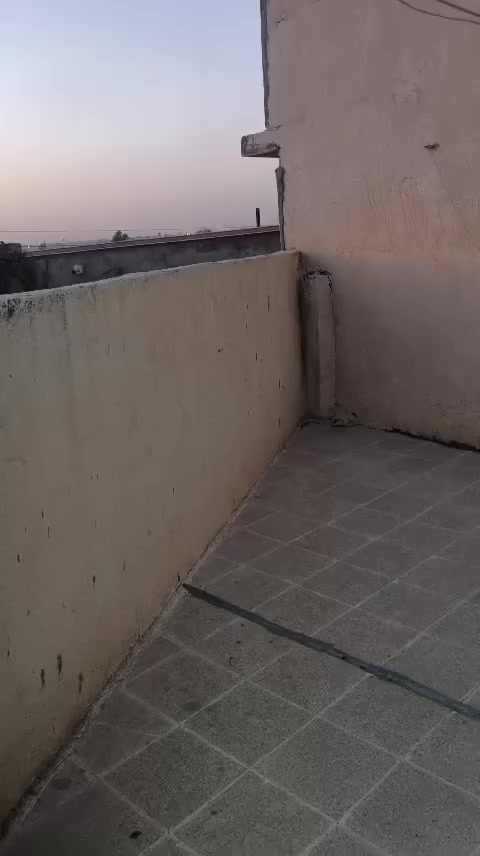 دار غربي في منطقة حي السويس (الدركزلية)  بظهر الخوصر مساحته ٢٠٤ متر مربع مكون من طابقين(شقة معزولة +دار ارضي) يحتوي الطابق الارضي على اربعة غرف وهولين وسرداب وبيتونة كبيرة ومطبخ خارجي وكراج وسطح عدد (٢) وتحتوي الشقة على ٣ غرف وهول وبيتونة وسطح عدد (٢)
وموجر بمبلغ ٧٠٠ الف دينار كوارد شهري للارضي والشقة السعر ٢٠٠ مليون وبيه مجال بالتعامل للاستفسار التواصل على الخاص او الاتصال على الهاتف 
ملاحظة:-انا صاحب الدار. 
‏‪***********‬‏
***********
