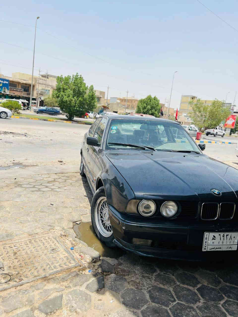 السلام عليكم BMW 520 موديل1991  بدون فتحه مسكر عدله گير عادي جاترك  جواها اكسل 3.23    حاويه 
هوه وعربانته
تخم تاير قبل ٢٠ يوم شديته الاصلي
ويل خليه جديد
تبريد ثلاجه ❄️
جام اربع بيبان كهرباء
غرفه جديده جلد
باتري جديد
منضومه المي حيل جديده
سنتر للك كل السيارة
مابيها حادث
مصبوغه عام والصبغ درجه اولى
دوسات M
سستم صوط كولش مرتب
كهربائيات متلگه لو شويه نقص وبلاد
المكينة بيها تبخير من اول تشغيله بس ويروح وينزل من سعرها مكينه بيها عزم اكسر بيها ويل
صرف بانزين ماكو ومنضومه البانزين كذالك جديده من تخم مجاول وبلكات وووو
سلف ميماتي بيها
گيرها جديد
السياره بسمي قبل شهر شديت رقم انگليزي وبسمي تحويل مباشر  واسوي عقد مروري مباشرتا ونجهز للتحويل رقم 11بغداد

سعرها ٥٥ واي ملاحضه بيها الي من نصيبا ويقيم الملاحضه ينزل من سعرها واني الممنون
وهنياله الي ياخذها وبالتوفيق *********** 
وربي يرزقكم ويرزقنا وياكم تحياتي
