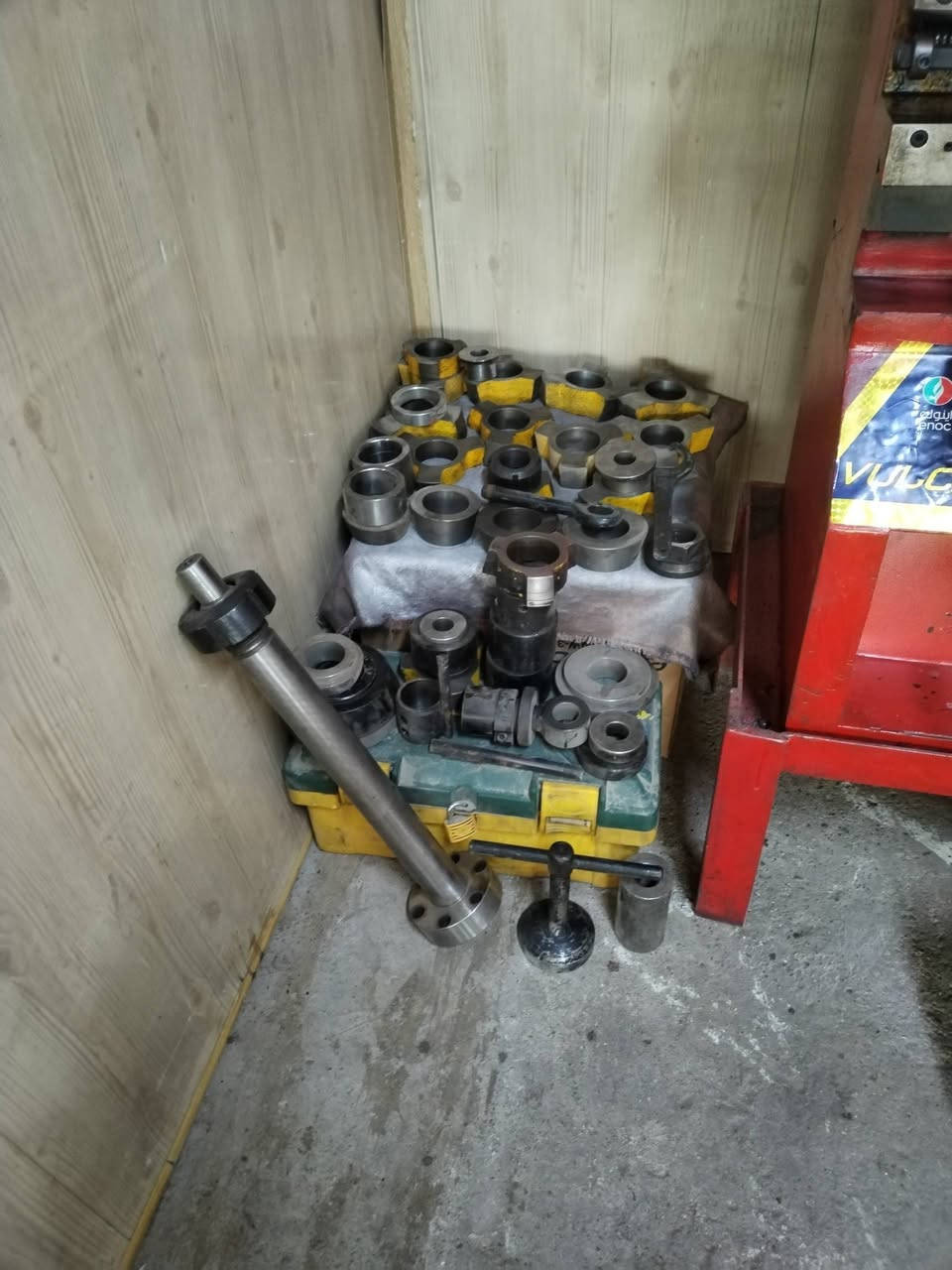 متوفر بوش كل الحجام من اصغر فلنجه لكبر ححم الصندوك متكون من 20 قطعه كامل سعره الصندوك 300 دولار ***********
