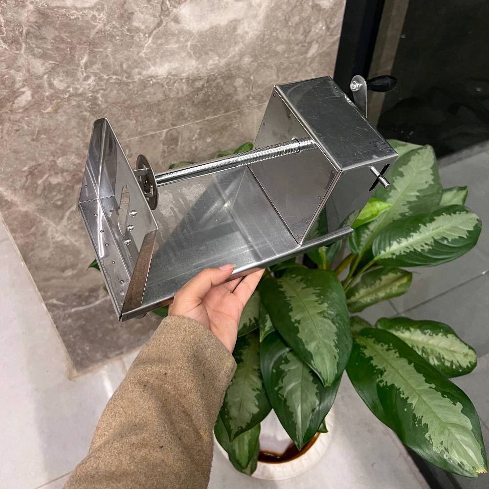 أداة تقطيع البطاطا الحلزونية اليدوية – Spiral Potato Chips موديل: Z-2807

• أداة يدوية مخصصة لتقطيع البطاطا بشكل حلزوني لتحضير رقائق البطاطا الحلزونية بسهولة.

• تصميم عملي بآلية تدوير يدوية.

• شفرة مصنوعة من ستانلس ستيل 304.

• قاعدة شفط (Suction Base) لتثبيت الأداة أثناء الاستخدام وزيادة الاستقرار.

• خفيفة الوزن وسهلة الاستخدام.

• مناسبة لتقشير وتقطيع حبة البطاطا كاملة دفعة واحدة.

• نوع التشغيل: يدوي
• مادة الشفرة: 304 Stainless Steel
• القاعدة: Suction Base (قاعدة شفط)