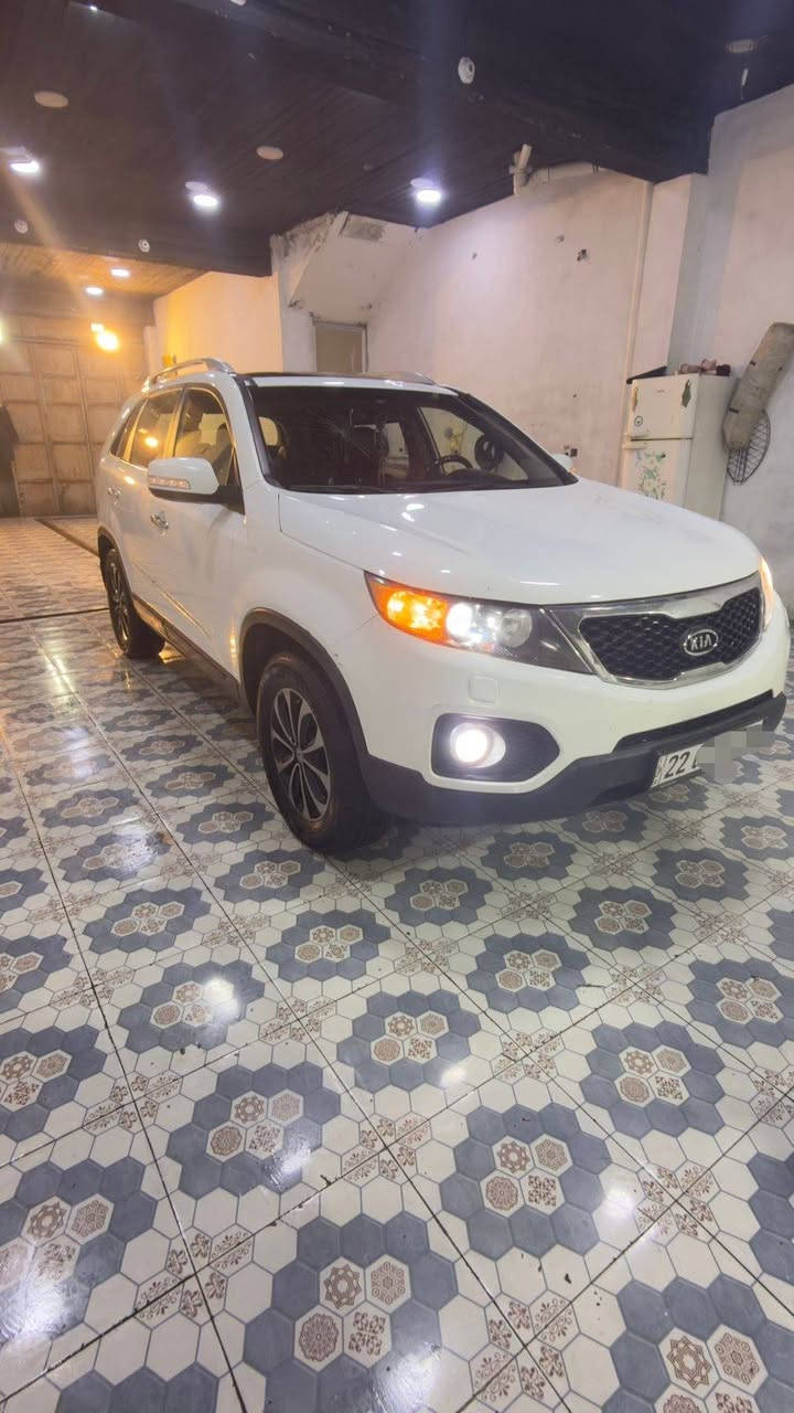 سورنتو موديل 2013 اصل كاز كاز دخول جديد كصه جنطه  سياره فول مواصفات بصمه بنيرامه فتحتين سياره على واضع الشركه جديده كارتون بعته بدهن كوريا كير مكينه كفاله حداديه طخم تاير جديد تبريد ثلج برغي ما بيه نقص سعر 58 وبيه مجال هاتف *********** مكان العماره
