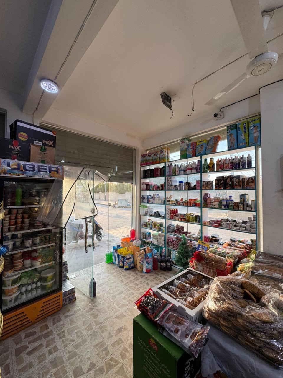 اسواق للبيع المكان كربلاء حي النضال قرب المصتوصف بالضبط  مساحه 75 متر
بل قرب 4 مدارس ابتداي ومتوسطه وعدادية

تحتوي على 9 برادات 4مجمدات 1سبالت 3طن شاشة كامرات سفينه وسطيه اجار 400 باقي التفاصيل الاتصال ***********
