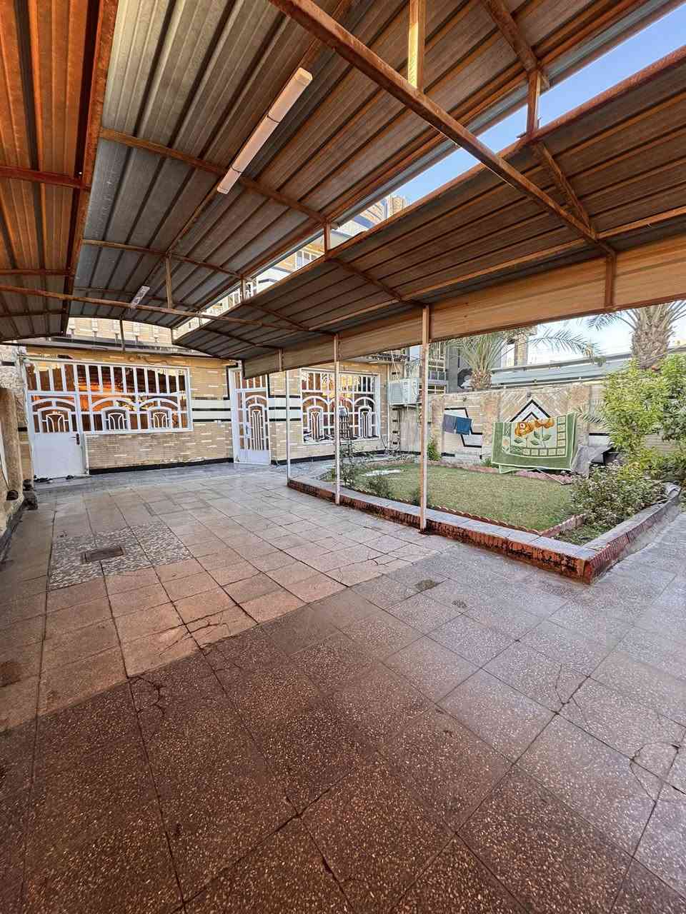 السلام عليكم
- دار 150 متر للبيع .
- واجهة 10 نزال 15 بالاضافة لتشجير 100م مطل على شارع 15 
- يحتوي على 4 غرف نوم بالاضافة لصالة ومطبخ حار وبارد واستقبال وخدمات
- مكان الدار البلديات منطقة الun
- للاستفسار ***********
