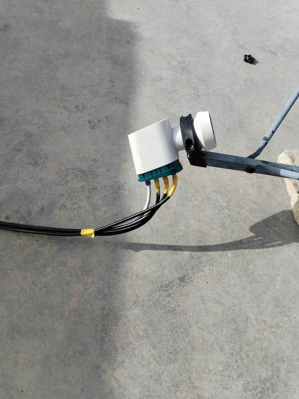 تنصيب صحن ستلايت في منطقة حي العسكري
لاقط رباعي شركة ايكو ستار وربطه على مجمع ستلايت ب اشارة قوية وتثبيت صحن ب قفايص  وتنصيب بلازمة للتواصل 
والعمل داخل وخارج العزيزية عبر الارقام التالية
***********
***********
