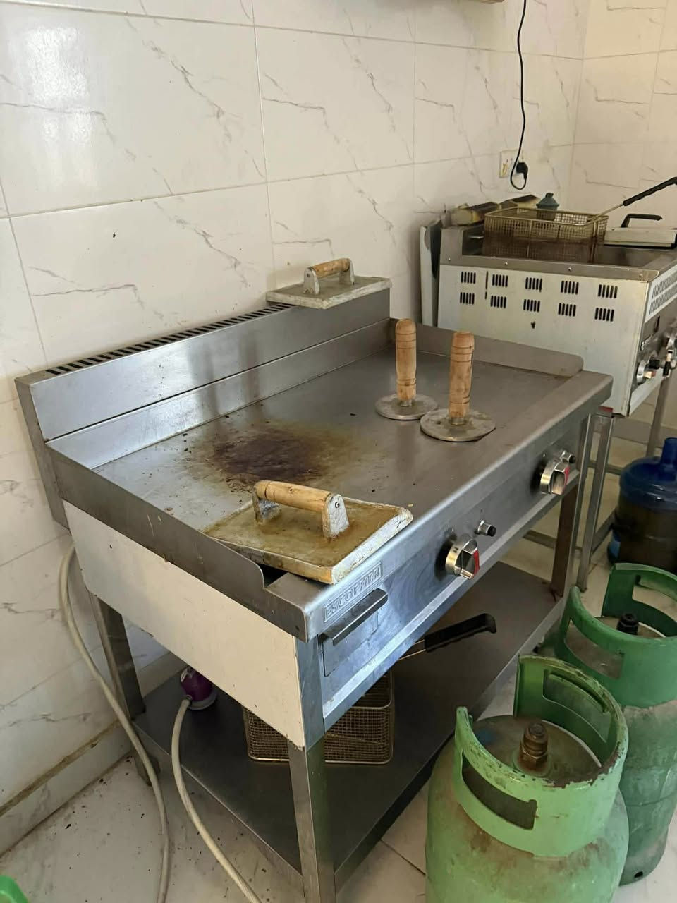 للبيع شلعه اغراض كافتيريا ١٩ ميز طعام ومع كل ميز اربع كراسي مع اغراض الكافتيريا من كاشير وخلاطات وقناني وفرن وشوايه وعارضه مشروبات ومرشحه وجهاز كهوه


**إذا كنت صاحب هذا الإعلان وتريد حذفه لأي سبب، رجاءا أرسل رسالة إلى الدعم الفني**