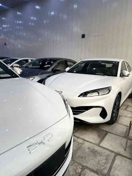 عروض يوم الخميس   2025/12/4 من شركة يونس العتابي  عن وصول وجبه جديده من BYD 
 
شجايبيلكم اليوم الي مموجود بكل العراق 

صافي بدون دلاليه✈️فقط في شركة يونس العتابي

 سيارة سيدان متوسطة الحجم تتوفر بنسخ هجينة قابلة للشحن (DM-i) وكهربائية بالكامل (EV)، وتتميز بتصميم مستوحى من مفهوم "جماليات المحيط" وتقنيات متقدمة مثل نظام التحكم الذكي بالقيادة (DiPilot) وشاشات عرض متعددة. النسخة الهجينة تجمع بين محرك بنزين ومحرك كهربائي، وتوفر مدى قيادة كهربائي يصل إلى 120 كم ومدى إجمالي يتجاوز 2100 كم. أما النسخة الكهربائية فتبني على منصة e-Platform 3.0 Evo وتوفر مدى كهربائي يصل إلى 545 كم.  
مواصفات BYD Seal 06 DM-i الهجينة
المحرك: نظام هجين قابل للشحن DM-i 5.0، يضم محرك بنزين سعة 1.5 لتر ومحرك كهربائي. 
المدى: يصل إلى 120 كم بالقيادة الكهربائية فقط، ومدى إجمالي يتجاوز 2100 كم مع خزان الوقود. 
الأداء: تسارع من 0 إلى 100 كم/ساعة في حوالي 7.5 إلى 7.9 ثانية. 
البطارية: بسعة 10.08 كيلو واط ساعة أو 15.87 كيلو واط ساعة، حسب الفئة. 
مواصفات BYD Seal 06 EV الكهربائية
المنصة: e-Platform 3.0 Evo، مع دفع خلفي. 
المحرك: نظام دفع كهربائي ذكي عالي الكفاءة، بقدرة تصل إلى 160 كيلو واط وعزم دوران يبلغ 310 نيوتن متر. 
المدى: يصل إلى 545 كم بشحنة واحدة. 
الأداء: تسارع من 0 إلى 100 كم/ساعة في 7.5 ثانية. 
التقنيات والميزات
التصميم الداخلي: شاشات عرض متعددة، بما في ذلك شاشة لوحة عدادات LCD مقاس 10.25 بوصة وشاشة معلومات ترفيهية تعمل باللمس مقاس 12.8 أو 15.6 بوصة. 
السلامة: نظام مساعدة القيادة الذكي DiPilot، مع ما يصل إلى 12 رادارًا بالموجات فوق الصوتية و 5 رادارات بالموجات المليمترية و 4 كاميرات بانورامية. 
الميزات الإضافية: شاشة وسطية دوارة، نظام صوتي متقدم، سقف بانورامي متحرك، نظام تعليق مستقل، ومقاعد جلدية فاخرة في الفئات العليا. 

واذا تريد ترقيم هم راح نرقملك

 

للطلب والاستفسار والحجز الاتصال على الارقام التاليه

ادارة المبيعات

☎️📞📲☎️📞📲

القاسم كولي     ***********

عمر العبيدي     ***********

استاذ بشير      ***********

بغداد  - معارض البياع-الشارع الرئيسي-شركة يونس العتابي

شكراً لتواصلكم معنا
