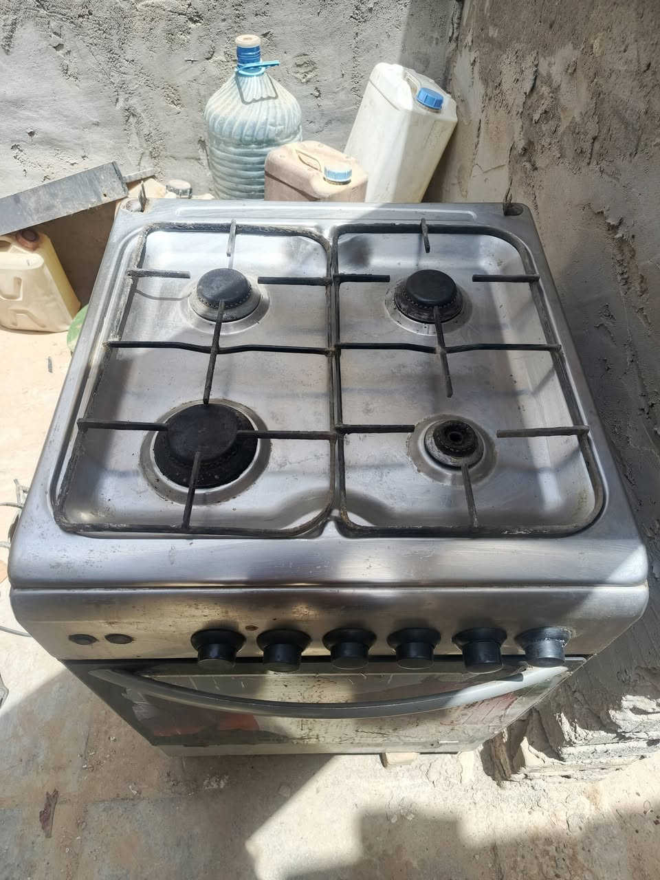 طباخ البيع نضيف ما بي شي بس متروك كلشي شغال بي من
فرن كلشي يريد بس غسله زينه سعره 150 

رقمي  ***********
