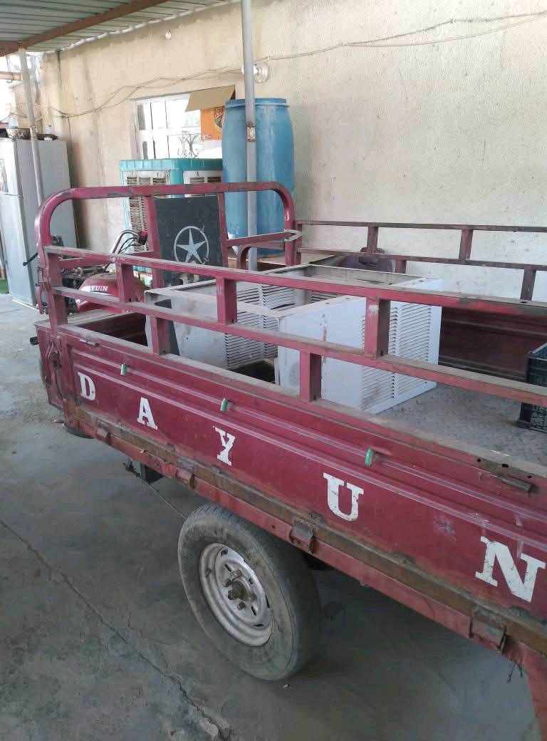 
للبيع دراجة ثلاثية العجلات من نوع Dayun، مثالية لنقل البضائع والأغراض الثقيلة. المحرك بحالة جيدة ويوفر أداءً قويًا وموثوقًا. الدراجة مصممة بشكل يتيح قيادة مريحة حتى في الشوارع الضيقة. جاهزة للمعاينة فورًا.