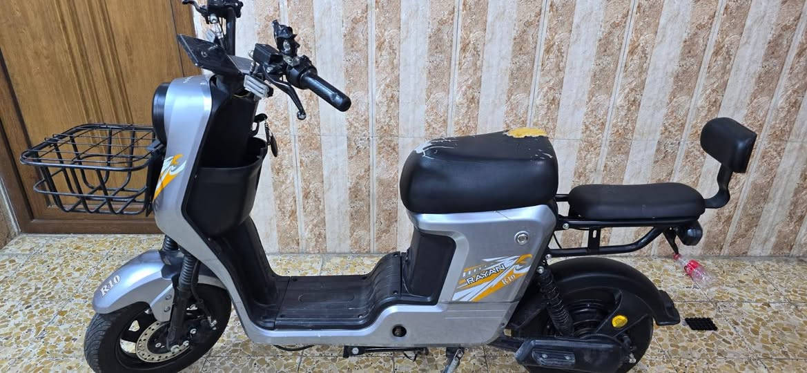 السلام عليكم
دراجه شحن R10
دراجه نضيفه 
بطاريات6 كبار 
ملف 1200
3 سرعه
هورنين
سويجين وبصمتين 
مكاني بغداد حي العامل 
***********
