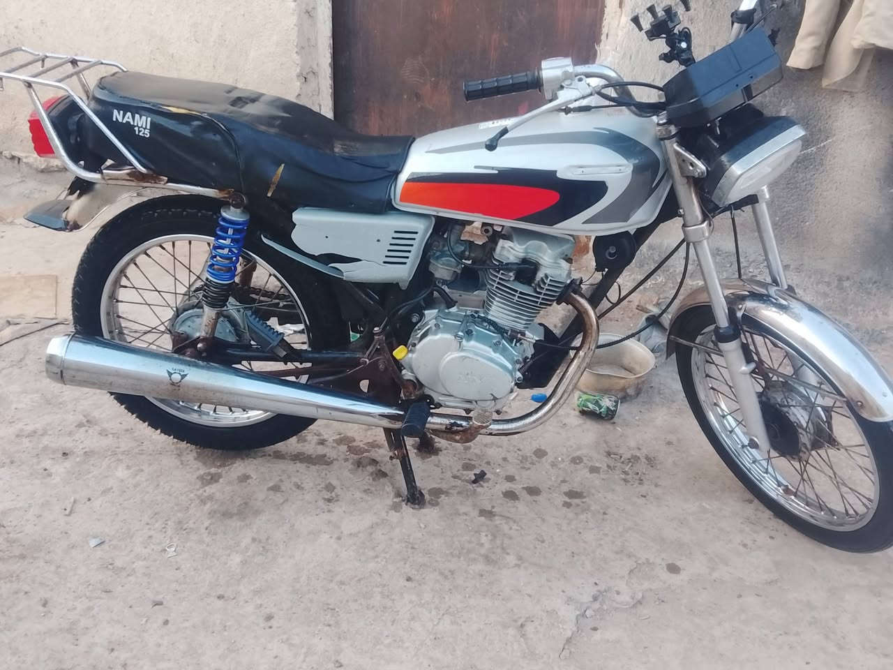 السلام عليكم 
جوه السوك 
دراجه ايراني ادوات ادوات و بل اضافه الى اوراق يعني تكدر ترمز و تمشي اوراق طبيعي و تترقم  
نضيفه كلش مكينه نشطه 
مكاني البصره ابو الخصيب عويسيان 
السعر 350و الوراق 50 يعني المجموع 400 
رقم الهاتف ***********
