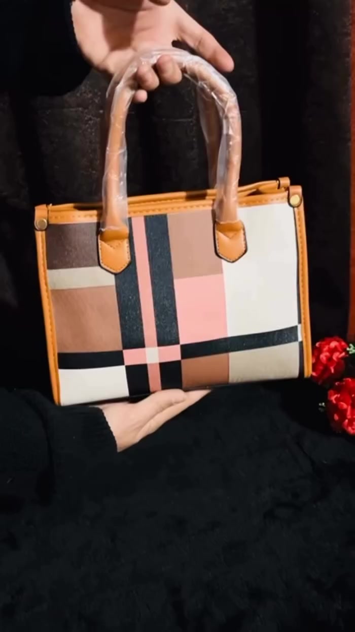 ماركة بربري الشهيرة….😍✨
"الآن في متجرنا! حقيبة 'الكاروهات' الأكثر طلباً، تصميم يجمع بين الفخامة والجودة ليناسب ذوقكِ الرفيع. الكمية محدودة! 🛍️✨"

#موضة #حقائب #أناقة_عراقية #ستايل #تسوق فاشن حقيبة_يد


**إذا كنت صاحب هذا الإعلان وتريد حذفه لأي سبب، رجاءا أرسل رسالة إلى الدعم الفني**