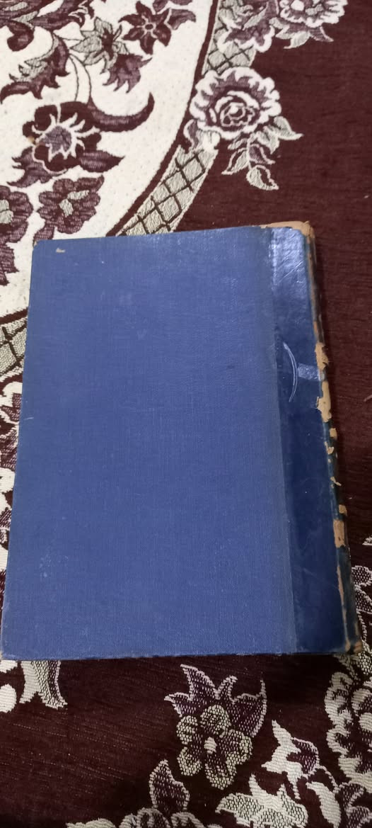 ⬅️📚 كتاب وَحيُ القَلم

أعظم وأجمَل كُتب الرَّافِعيّ كما يرى كثيرٌ من الأُدباء؛ وذلك لأنّه آخر كتاب كتَبهُ الرَّافعيّ قبل وفاته؛ فكان فيه خلاصة لغة الرّافعيّ وفكره وآرائه ومعتقداته..

يتكون الكتاب من ثلاثة أجزاء، وهي عبارة عن مجموعة من مقالاته النقدية والإنشائية المُستوحاة من الحياة الاجتماعية المعاصرة والقصص والتاريخ الإسلامي المتناثرة في العديد من الصُحف والمجلات..

ويجمع الكتاب كل خصائص الرَّافِعيّ الأدبيّة، كذلك يجمع كل خصائصه العقلية والنفسية، ففيه خلقه ودينه، وفيه شبابه وعاطفته، وفيه تزمته ووقاره، وفيه فكاهته ومرحه، وفيه غضبه وسخطه، فمن شاء أن يعرف الرَّافِعيّ عُرفان الرأي والفكرة والمعاشرة فليعرفهُ فِي هذا الكِتَاب.
وحي القلم طبعة كعب جلد
الرافعي ثلاثة مجلدات 
ضبطه وصححه وعلق حواشيه  : محمد سعيد العريان
مطبعة الاستقامة  - القاهرة 
الطبعة الرابعة  - ١٣٧٠ هجرية 
١٩٥١ م
٢٧   ألف دينار


**إذا كنت صاحب هذا الإعلان وتريد حذفه لأي سبب، رجاءا أرسل رسالة إلى الدعم الفني**