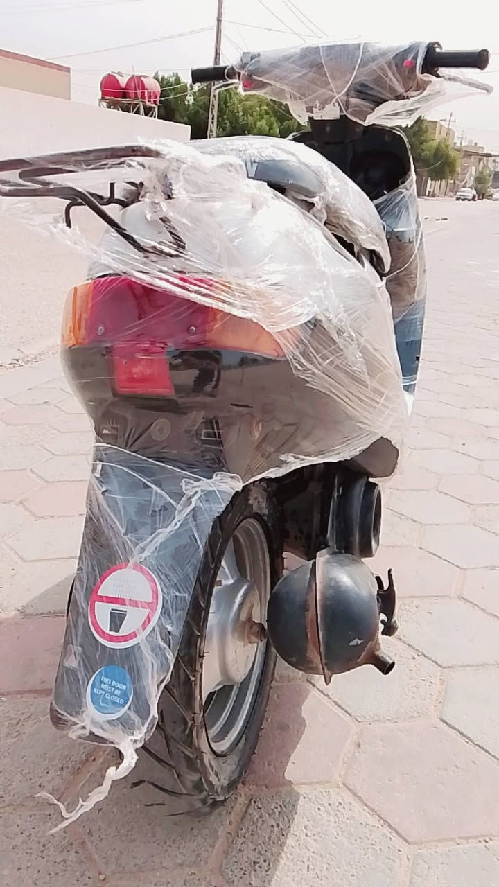 السلام عليكم دراجه بطه للبيع دبل سكليتر دراجه حلوه او نضيفه ...  اشايرهورن سلف  قفل جنطه لايت امامي.. سلف نكره وحده تشتغل  مكينه ناعمه خرسه  صوت ما بيه تاخذه تترحملي  تجي او تشوف ابعينك.. المكان النجف حي ابو طالب الستفسار الرقم ***********او تتواصل وياي على الفيس..  السعر 275او بيها مجال او شوف فيديو على نعومت الدراجه الي امصوره تجي جيب مصلح وياك او افحص...  او بلـ خدمه 🌹🌹
