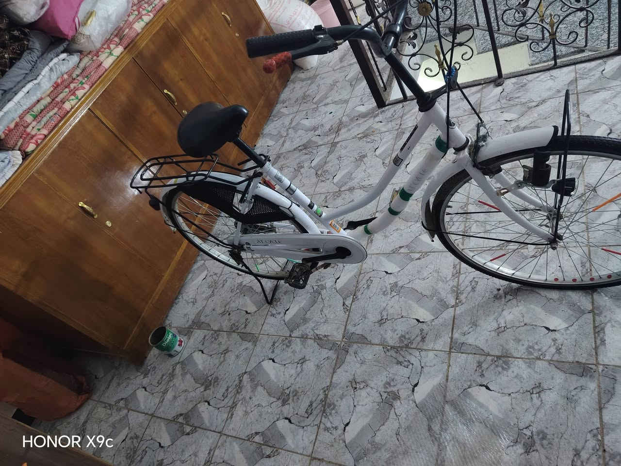 بايسكل للبيع بناتي جديد كفاله عامه والسعر خاص ***********
