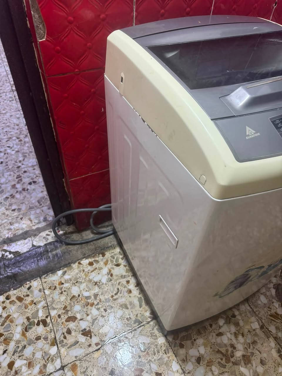 سلام عليكم غساله شغاله نضيفه كلشي ما بيهه سعره ٢٠٠ مكاني بغداد الجديده ***********
