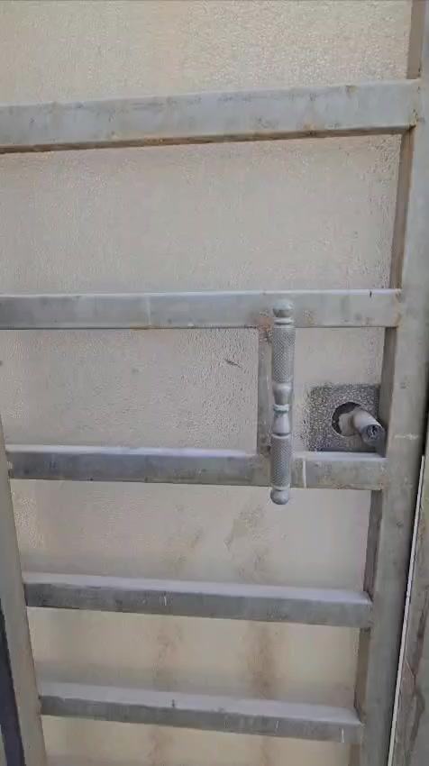 بيت مسلح قاطين للبيع ١٢٠م __ سند 25 ارخص من باقي بيوت بالمنطقة مستعجله ع بيع عنوان __مقابل بوابة برج  الجزيرة بوابة دخول الإستفسار أكثر إتصال هاتفي ***********
