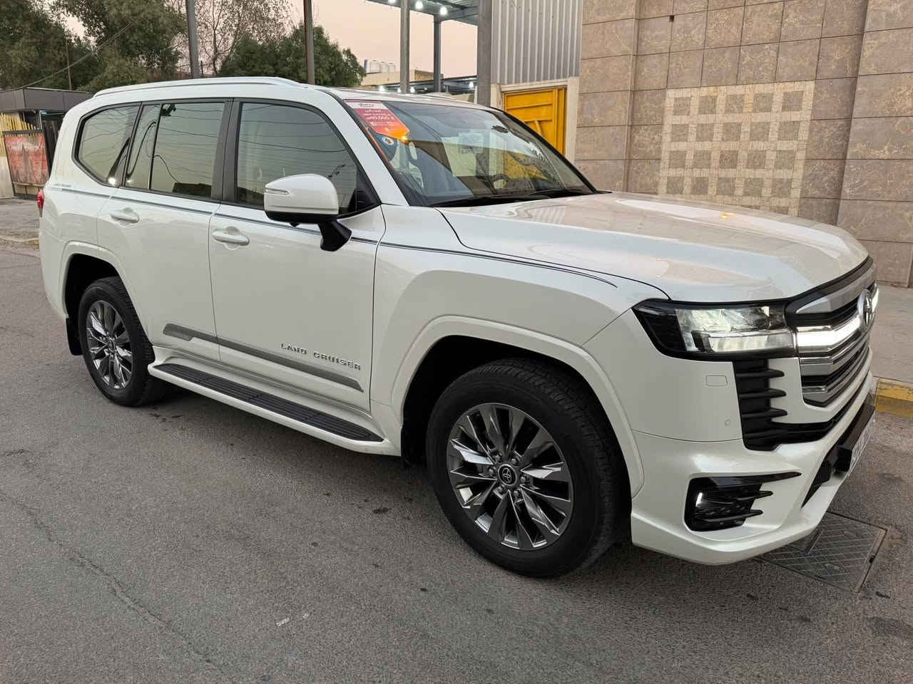 السلام عليكم
((للبيع  ))
* لاندكروزر 2024 (ساز ليمتد ) ضمان
* رقم بغداد دولي بسمي           
* ⁠الفئة: LIMTEd / GXR
* اللون : ابيض                 
* محرك 6 سلندر (4000)
* ⁠دعاميات كت (لحاية بلاديه )
* بصمة تشغيل
* بصمات ابواب 
* ⁠شاشة دجتل 
* ⁠شاشة كبيرة (نفكيتر)
* ⁠شاشات خلفية 
* ⁠4 كامرات (360 درجة)
* فتحة سقف (سلايت)
* كراسي كهرباء اصلي
* ⁠تفلوك (سبورت)
* ⁠مقاعد (7) راكب 
* دفع رباعي (4 * 4)
* ثلاجة وسطية
* جنطة كهرباء 
* ⁠تبريد شاشة
* ⁠تحكم ستيرن 
* ⁠داخل صاج
* تشغيل عن بعد
* ⁠شاحن واير ليس
* داخل جلد بيجي 
* ⁠حساس امامي خلفي 
* ⁠مري طي كهرباء 
* ⁠ترايش ابواب نيكل 
* وباقي مواصفات (GXR) المتد المعروفة 

مكفوله كفالة عامة ماعدا بارد جنطه
مكان السياره بغداد
للاستفسار أكثر ***********
