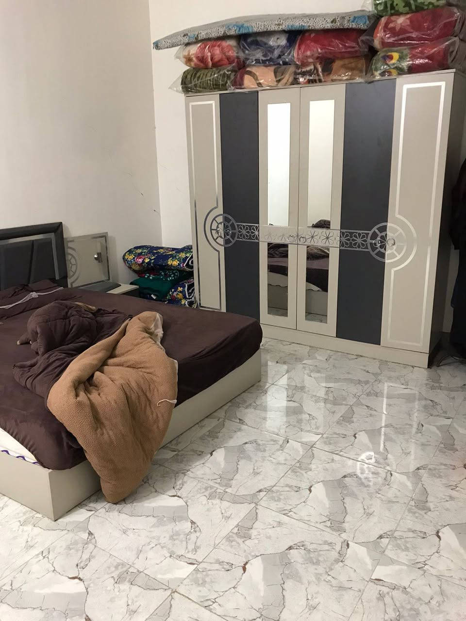 دار للبيع طابو زاعي المساحه 120 متر الواجها 8 متر النزال 15 شارع الشبانات قرب جامع السجاد قريب على شارع ابو مهدي المهندس استقبال ٦*٤غرفه٥*٤مطبخ٥*٤وصاله ٤*٣ ملاحظه البيت يباع مع الاثاث اي ستفسار الاتصال بالرقم واتساب  او مراسلة الخاص ***********
