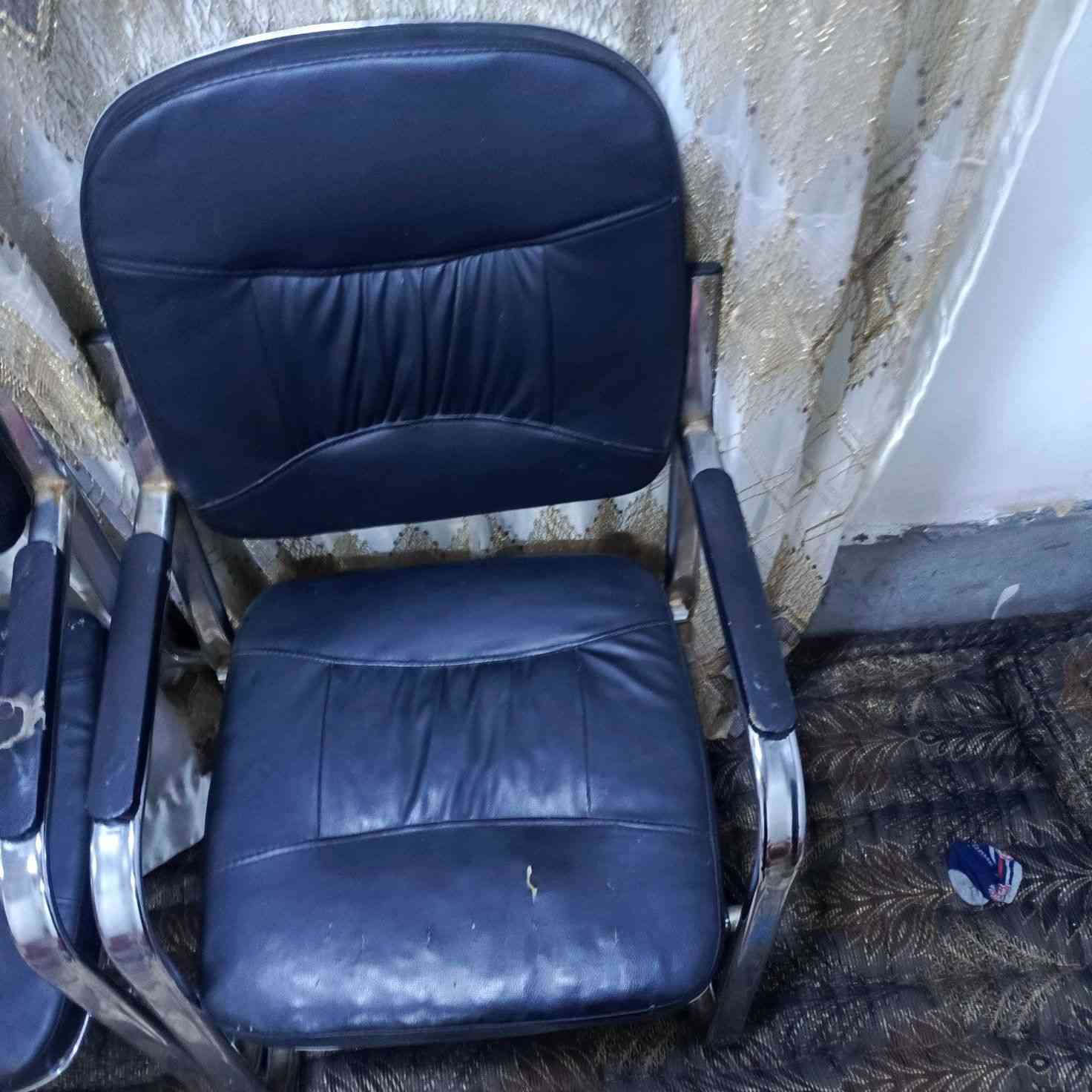 السلام عليكم
كراسي ابيض  العدد 4

كرسي مكتبي العدد 2

السعر مناسب 
التواصل ع واتساب فقط 
*********** ع واتساب
