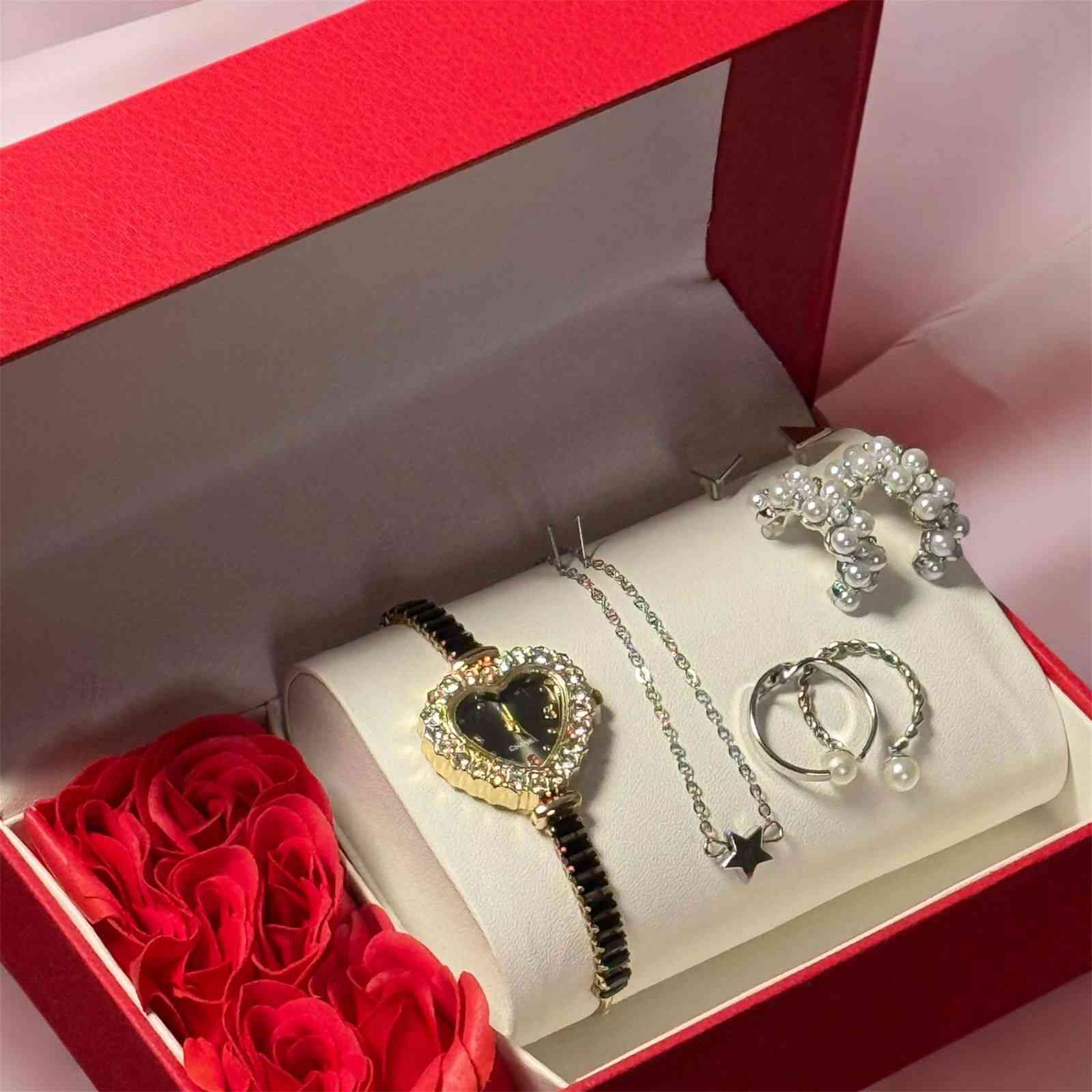 طقم هدايا نسائي فاخر - ساعة واكسسوارات
مع ورقة تكتب بيهاا عبارة وتغليف يخبل 
ويوجد توصيل لجميع محافظات


**إذا كنت صاحب هذا الإعلان وتريد حذفه لأي سبب، رجاءا أرسل رسالة إلى الدعم الفني**