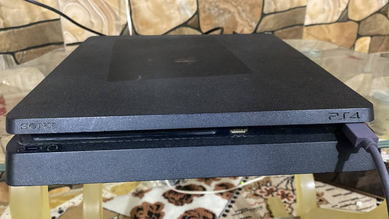 بلي فور 4  للبيع جهاز نضيف ويا يدات ثنين وياه حساب بيه ٦٣ لعبه شراي يتصل ***********
