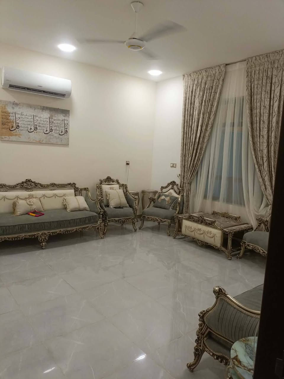 بيت زراعي سند 25 مساحه 160م الواجه13 النزال12 طابقين بناء حديث 2025 
الطابق الاول استقبال + صاله كبيره+ غرفه نوم +مطبخ+ صحيات
الطابق الثاني3غرف نوم +مساحه+صحيات
الارضيه والجدران والحمامات بورسلين درجه اولى الابواب والشبابيك المنيوم
درج خارجي سعر 160بي مجال قليل زعفرانيه دور الصحه خلف مدرسه واسط رقم ***********احمد للعقار
