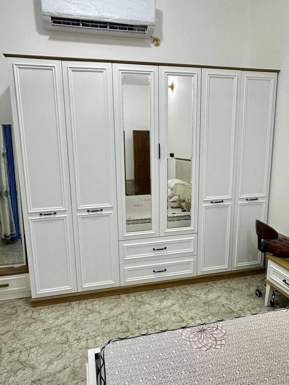 غرفة نوم تركي ٩ قطع اخت الجديدة رايدهة مليون و٦٠٠ ماخذيهة مليونين و٨٠٠ واي ضرر او خدش ما بيهة مكاني الاعضمية ***********
