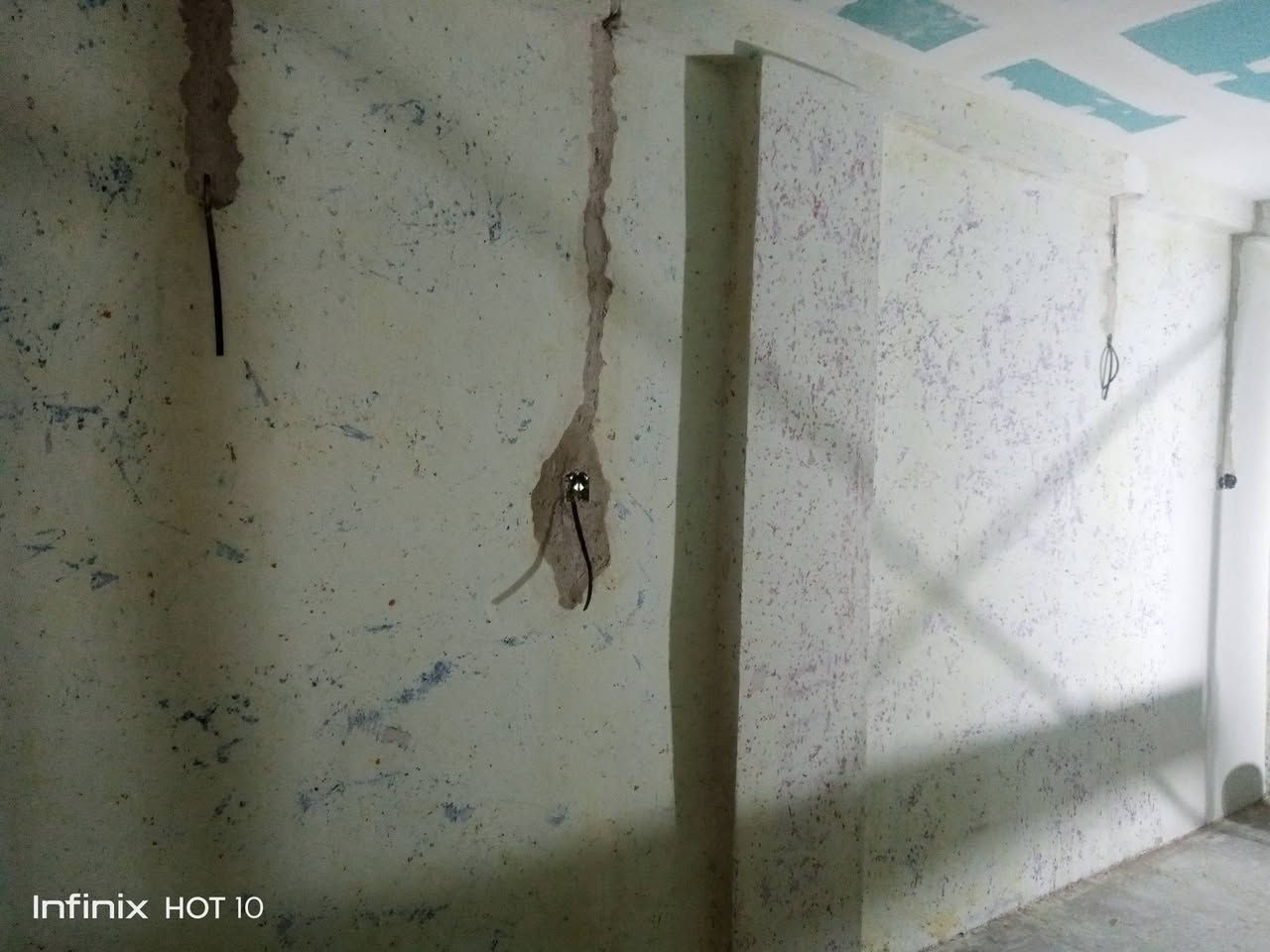 الحمد تم انجاز هذا العمل جبس ركم
مع معالجة الجدران بعد ما كانت مصبوغه فابيونا 
تم معالجة الجدران طلس بمعجونه جبسونيت من شركة اصباغ الجزيره فرع كربلاء 
طبعاً الشركة ما تحتاج إعلان لأن الإخوان الصباغين يعرفون المنتجات لكن انصح صاحب البيت أو الفني الي يبحث عن نتيجه ترضي وترضي الزبون أن يستخدم هاي المعجونه حقيقه شي راقي جداً ونتيجه مبهره 
عملنا كربلاء فقط 
كل ما يخص الديكور خليها ورانا واستلم شي مرتب 
***********
