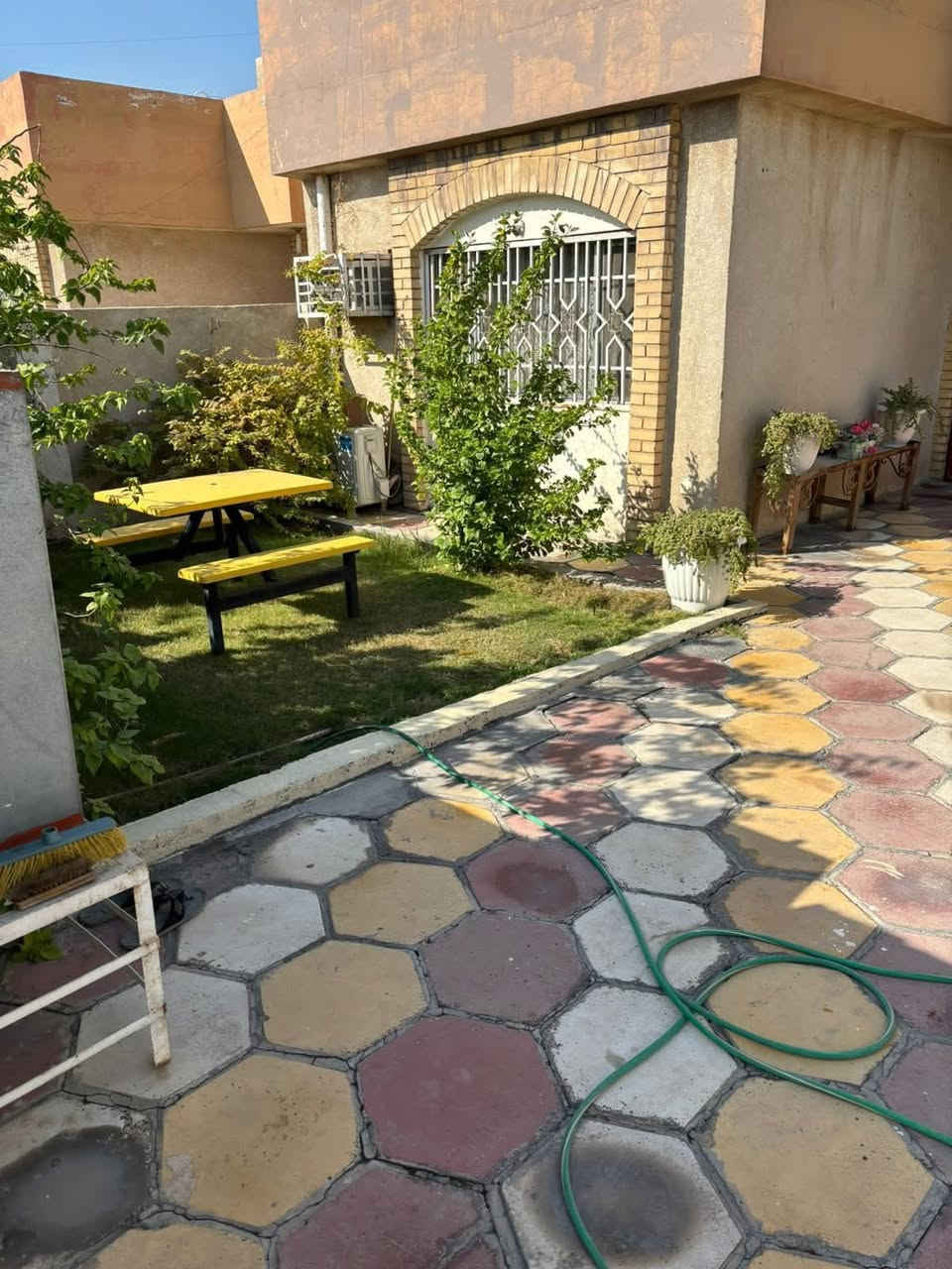 السلام عليكم
بيت للبيع مساحه 220متر مربع 
واجهه 10متر ونزال ٢٢متر يتكون من غرف عدد٢ وحمام٢ ومطبخ واستقبال
وحديقه وتشجير جانبي
الدار ركن على شارعين
بناء نظيف
موقع الدار السيديه خلف مجمع السفير الجديد محله ٨٢٣ زقاق ٣٤
قريب على الخط السريع مقابل الوليد المنطقه هادءه جدا ويصلح الدار للاستثمار للتواصل
***********
