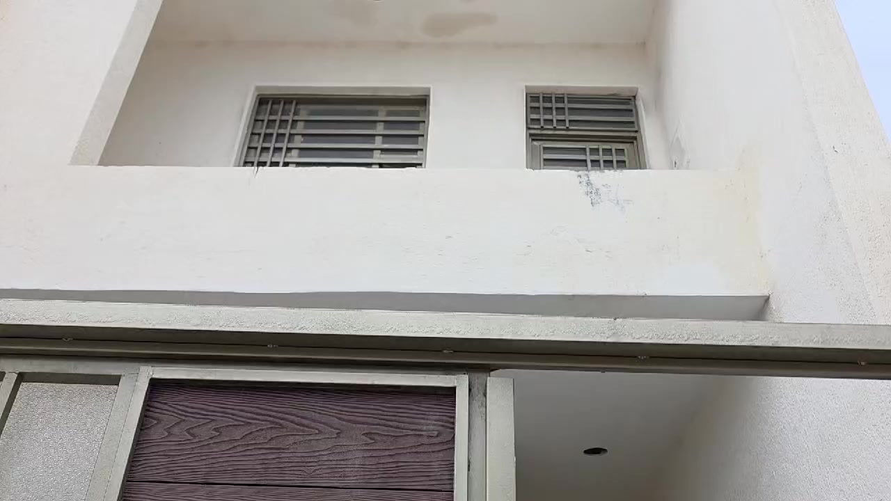 دار للبيع الجمعيات الزراعي مساحة ١٠٠متر طولاني طابقين قرب الاسواق غزولة بيت جاهز من كلشي مغاسل مقطورة ماطور كيزر سعرهة مناسب جدا محتاجين وريد انبيع سعرهة سعر طابق واحد للاستفسار اتصل على الرقم *********** تستلم البيت جاهز من كلشي
