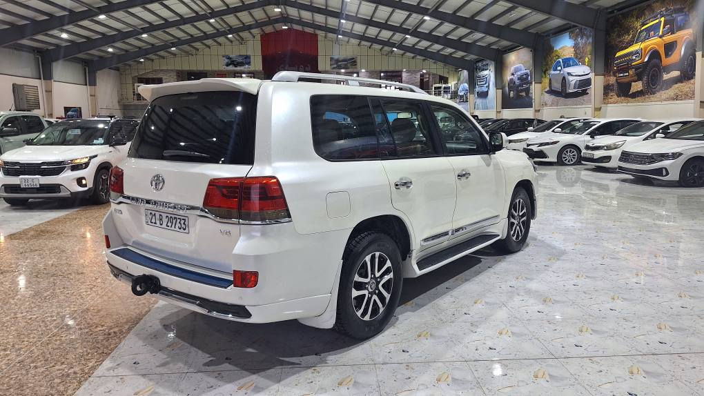 تویتا لاندگروز مودیل ۲۰۰۹ شکڵی گۆڕدراوە بۆ ۲۰۲۰ مەکینەی ٦پستۆن مواسفات GXR سلایت سەلاجە کوشن دەفتەری تبرید مرکزی سەنەوی و ڕەقەم نوێ سەیارەکە حیزام بۆیاخ بێ ناوگرتن. داخلی هیچ نەگرتووە  نرخی ۲٦٥گەڵا ژ.م۰۷٥۱٥۱۷۲۳٨٦ ئاسیا ۰۷۷۳٤٤۳۱٥۱۰ السليمانية, العراق
