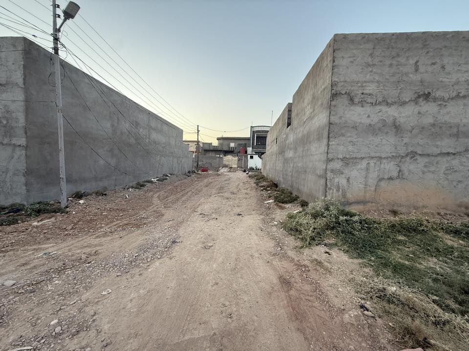 قطعة ارض للبيع المكان حي الشرطة خلف بيت شعبان 
المساحة 200 متر واجهة 10 متر نزال 20 متر موجودة كل الخدمات تبعد عن التبليط 20 متر السعر 24 مليون وبيها مجال للاستفسار الاتصال ***********
