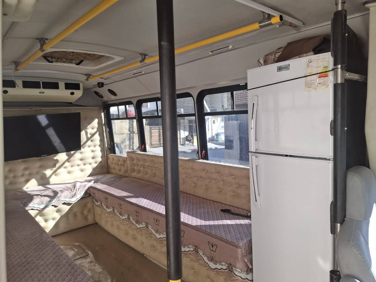 سلام عليكم فورد موديل 2017  رقم بغداد خصوصي بأسمي تحويل ثاني يوم محرك 10استندر جاهزه من كلشي  سعر 180ورقه تصلح مطعم او استخدام خاص عائله
رقم الهاتف (***********)
