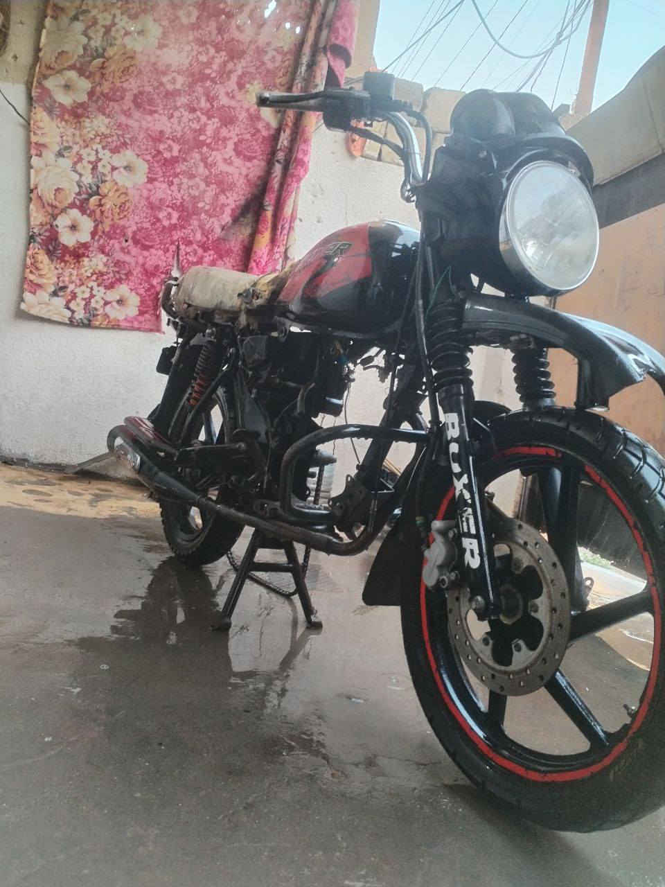 سلام عليكم اخوان دراجة بوكسر كاملة كهربائيات كلهة شغالة تايرات جدد صالنصة جديدة دبلات جدد كابريتر جديدة گيجات لايت تايرات جدد باتري جديد جوزة جديدة نقصهة محرك فقط دراجة بدون اوراق اكفلهة من السرقة السعر 225  بيهة مجال بسيط ***********بغداد ابو غريب الحصوة
