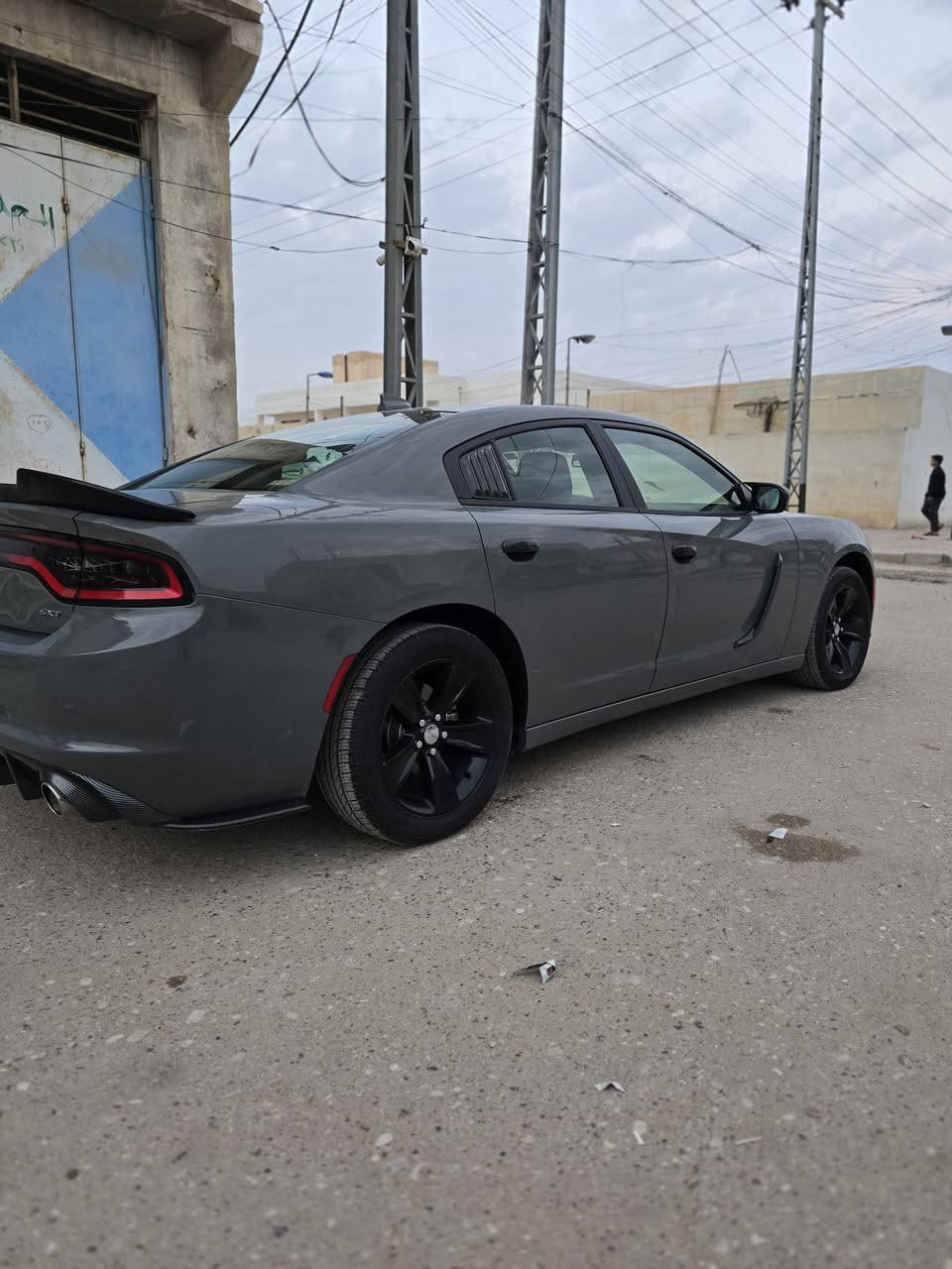 جارجر مديل ١٧ مواصفات sxt سياره نضيفه انضف من الصوره ضربتها  فقط الخشم موضحها بالمنشور وصور الحادث موجوده وبدون ايرباك تريد تستفسر السعر وتفاصيل الحادث واي شي موجود ع رقم هذا واتساب واتصال *********** مكان السياره بالعماره
