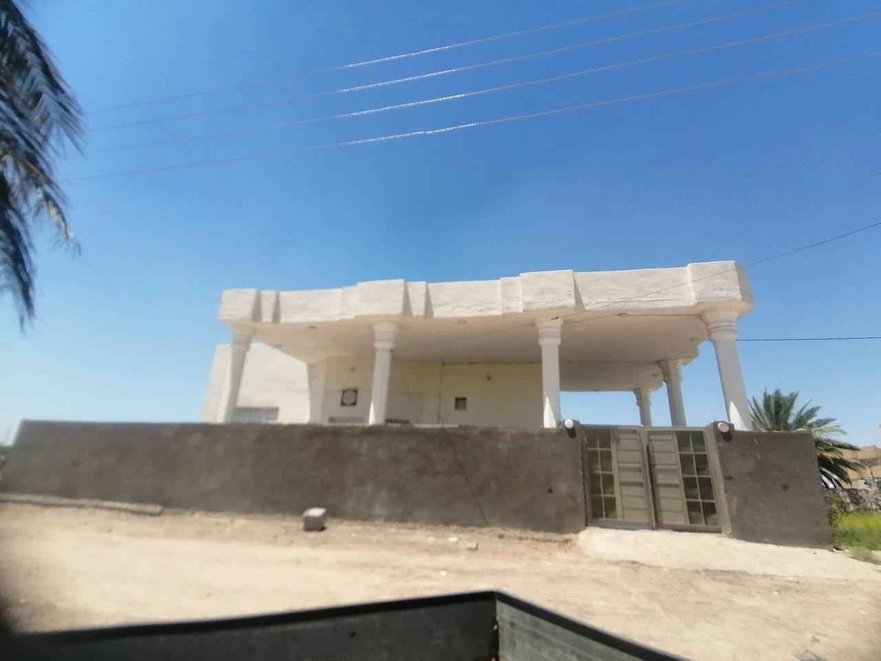 سلام عليكم بيت. لبيع مساحه ٦٠٠متر موقع مهدي عاكول بيت يحتوي عله ٣غرف وصاله واستقبال ومجموع معه فضلت ممرات  صحيات داخليه. وخارجيه
السعر 110وبيه مجالل 
استفسار أكثر انتصل عله رقم ***********
