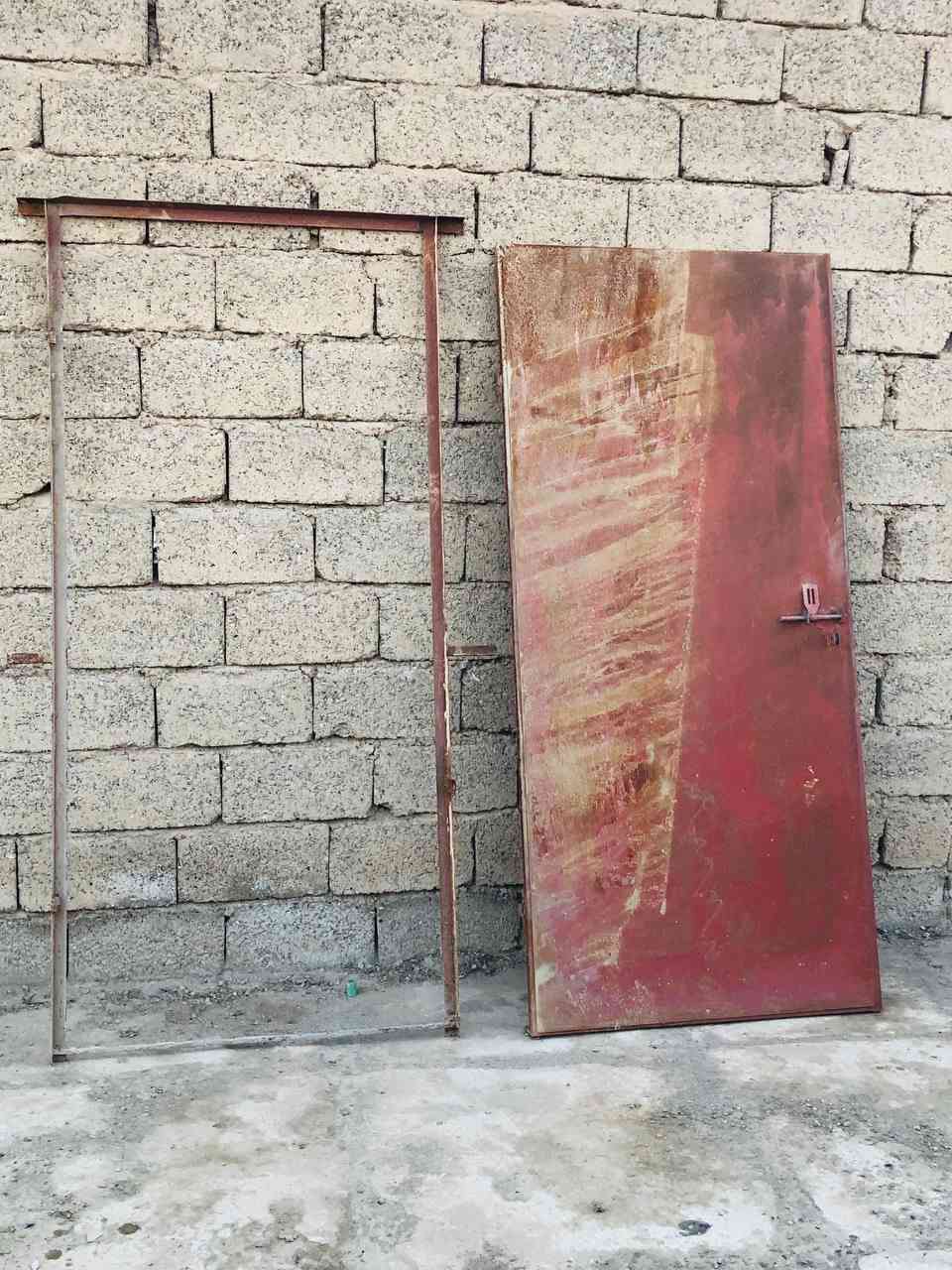 للبيع ثلاث أبواب حديد واثنين خشب ومحجر درج كلهن ب 300 ألف وبيهن مجال بسيط الخاص مفتوح +***********
