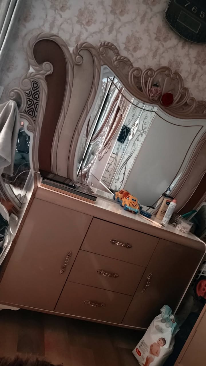 سلام عليكم للبيع غرفه تركيه عنوان بغداد الشعله مستعجل ع بيعتها للاتصال ***********
