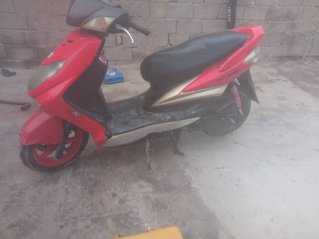 بابل ابو غرق  ٣٥٠ 
شغالة ناعمة   اتخبل   
نقص كيجات عاطلة  وبريك امامي ملغي  

***********
