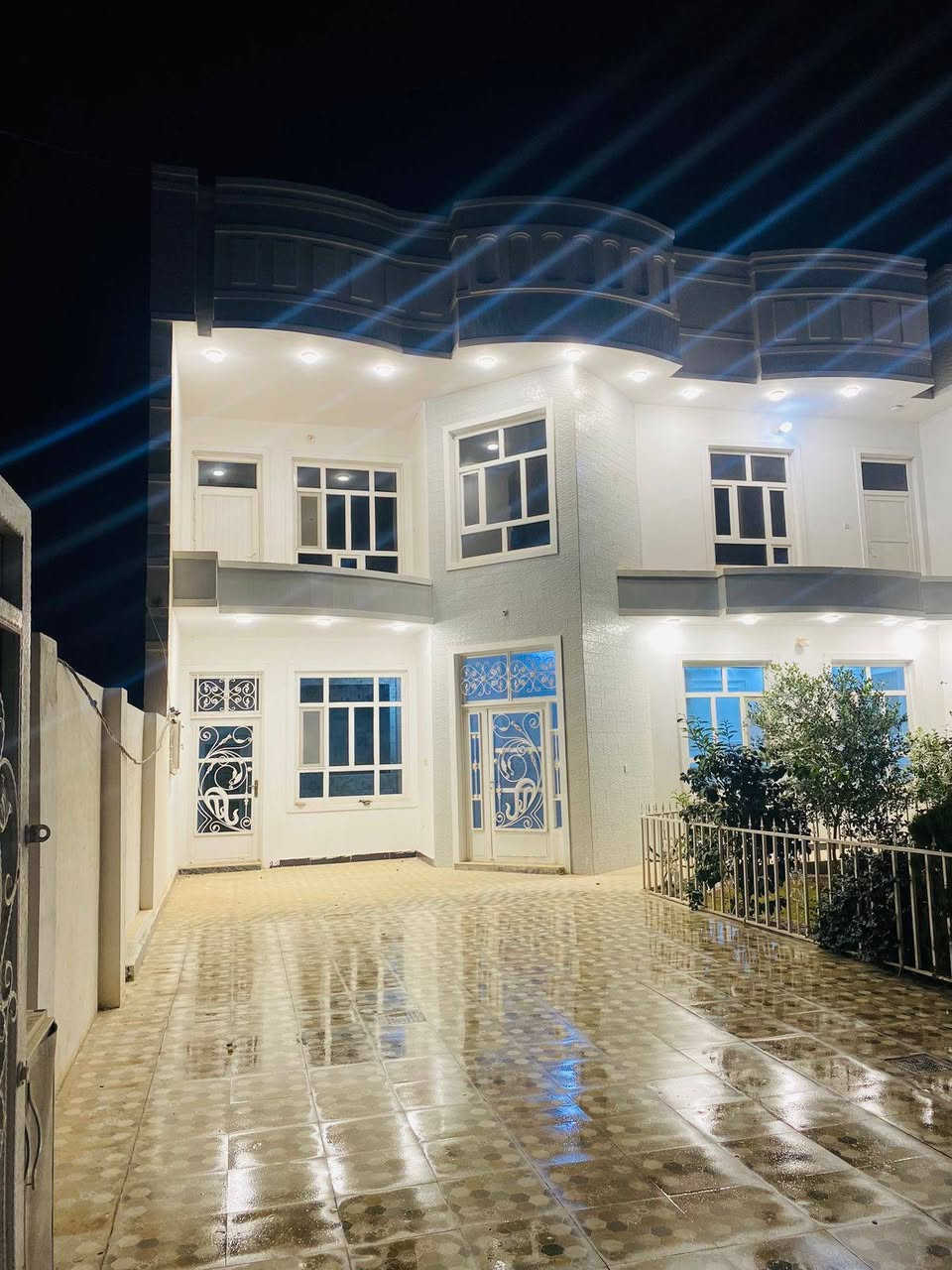 بيت للبيع مساحه ٣٧٠ متر شارع ٢٠ شارع جامع السلام ٥ غرف نوم كراج وحديقه كبيره سحبات بالسقف بناء درجه اولى طابوصرف باسم شخص واحد موقع مميز السعر ٢٨٠ مليون بي محال للتواصل *********** بي واتساب
