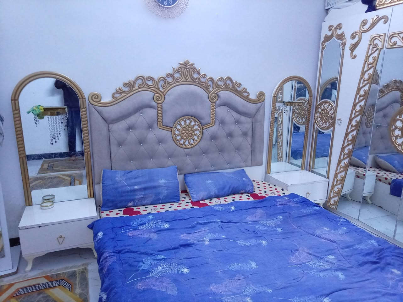 غرفه لبيع تركي مع دوشك مكن بغداد بوب الشام السعر ٧٠٠ وبيه مجال ***********
